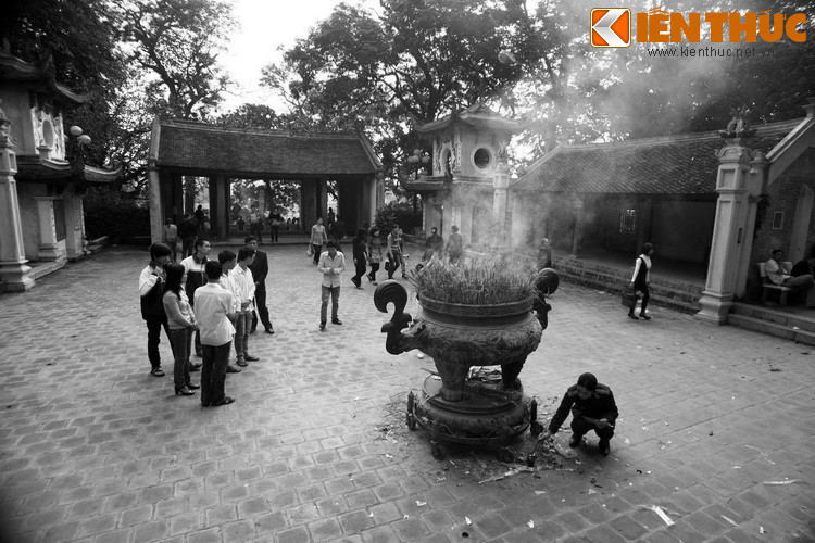 Thật kỳ lạ, khi cần vó kéo lên, ông già thấy bao nhiêu là cá lớn, đếm được 99 con. Thấy đáy vó còn duy nhất một con cá trê đang mang bụng trứng, ông già đã nghe lời Ngài thả nó về sông làm phúc. Ngoảnh lại, ông lão thấy người khách lạ đã biến mất như sương khói.