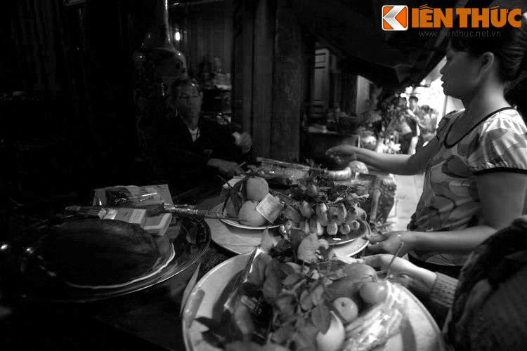 Nhưng trước vẻ chân thực của chàng trai cô gái rất ngạc nhiên rồi chối từ vì sọt của cô chỉ đựng được cỏ, làm sao đựng được nước. Ngài cười và bảo cô cứ giúp thử xem sao. Quả nhiên, đôi sọt đựng được nước thật.