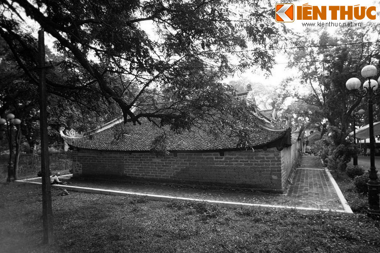 Nhìn quanh đấy, thấy một cô gái gánh đôi sọt đi cắt cỏ, Ngài đến bên lựa lời chào hỏi rồi ngỏ ý nhờ cô gánh cho một gánh nước sông Hồng. Cô gái tưởng chàng trai đùa lỡm nên cười ngặt nghẽo.