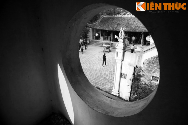 Tương truyền, vào thuở bình minh của lịch sử dân tộc, khi vua Hùng nghe lời Sơn Tinh trao ngôi vua cho Thục Phán, đất nước trở lại cảnh thanh bình. Sơn Tinh cùng Mỵ Châu về sống trên núi Ba Vì. Ngài thường du ngoạn bốn phương, hỏi thăm dân tình.