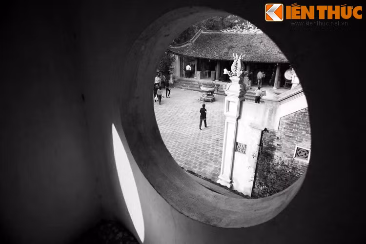 Tương truyền, vào thuở bình minh của lịch sử dân tộc, khi vua Hùng nghe lời Sơn Tinh trao ngôi vua cho Thục Phán, đất nước trở lại cảnh thanh bình. Sơn Tinh cùng Mỵ Châu về sống trên núi Ba Vì. Ngài thường du ngoạn bốn phương, hỏi thăm dân tình.