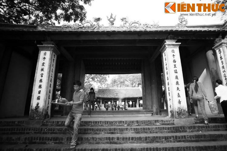 Tọa lạc ở xã Trung Hưng, thị xã Sơn Tây, Hà Nội, đền Và có lịch sử tồn tại hơn 1.000 năm, là một địa chỉ tâm linh nổi tiếng của xứ Đoài. Đền là nơi thờ Tản Viên sơn thánh hay Sơn Tinh - vị thần cai quản dãy núi Ba Vì, ông là một trong tứ bất tử của tín ngưỡng dân gian Việt.