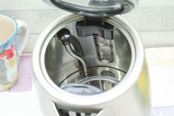 Không đổ đúng lượng nước quy định. Mỗi chiếc ấm siêu tốc đều có quy định mực nước ít nhất và nhiều nhất phù hợp khi đun. Nếu đun nước dưới vạch min (ít nhất), nước sẽ nhanh cạn, tạo thành cặn trong lòng ấm và dễ gây ra cháy ấm. 