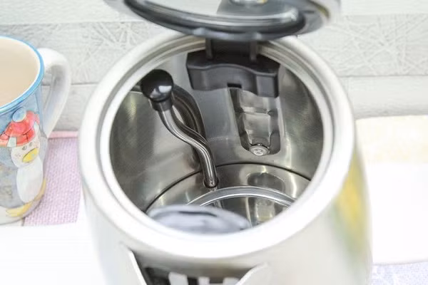 Không đổ đúng lượng nước quy định. Mỗi chiếc ấm siêu tốc đều có quy định mực nước ít nhất và nhiều nhất phù hợp khi đun. Nếu đun nước dưới vạch min (ít nhất), nước sẽ nhanh cạn, tạo thành cặn trong lòng ấm và dễ gây ra cháy ấm. 