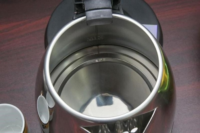 Khi cho các loại đồ ăn vào trong ấm sẽ khiến dầu mỡ, cặn thức ăn đóng vào thành ấm, làm giảm tuổi thọ của sản phẩm, gây hao tổn điện năng. Ngoài ra, đồ ăn nấu bằng ấm siêu tốc chưa chắc đã chín hẳn lại không có hương vị thơm ngon. 