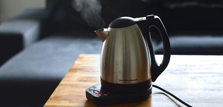 Đun ấm trong phòng có điều hòa, quạt. Đun nước trong phòng có điều hòa, quạt sẽ làm tổn thất nhiệt lượng của ấm siêu tốc, nước lâu sôi hơn và tốn nhiều điện hơn. 