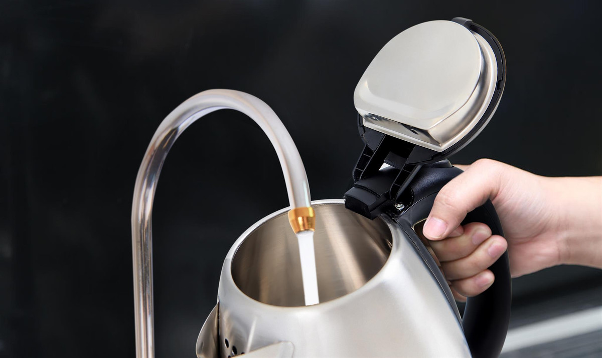 Đun nước nhiều lần liên tục sẽ khiến rơ le nhiệt tự động ngắt, ấm ngừng hoạt động. Khi này dù bạn có cô gắng bật thì ấm vẫn không hoạt động. Cách duy nhất là chờ để ấm nguội rồi mới sử dụng. 