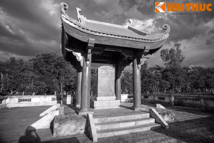 Và nơi cánh diều rơi xuống là chân núi Minh Tự. Điều lạ lùng là địa điểm này có địa thế tuyệt vời, như thể đã được chọn trước bởi một bậc thầy phong thủy.