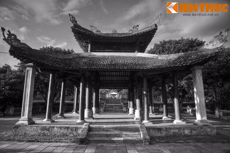 Vào lúc cuối đời, khi biết mình sắp không qua nổi vận số, Hải Thượng Lãn Ông đã căn dặn con cháu khi ông mất thì hãy thả một con diều. Diều rơi ở đâu thì chôn cất ông ở đó.