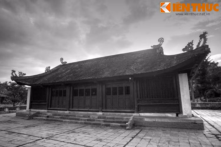 Khi ghé thăm chốn linh địa này, xin chớ quên ôn lại truyền thuyết xưa để cảm nhận tâm hồn phóng khoáng người thầy thuốc vĩ đại bậc nhất trong lịch sử nước Việt như vẫn còn phảng phất đâu đây...