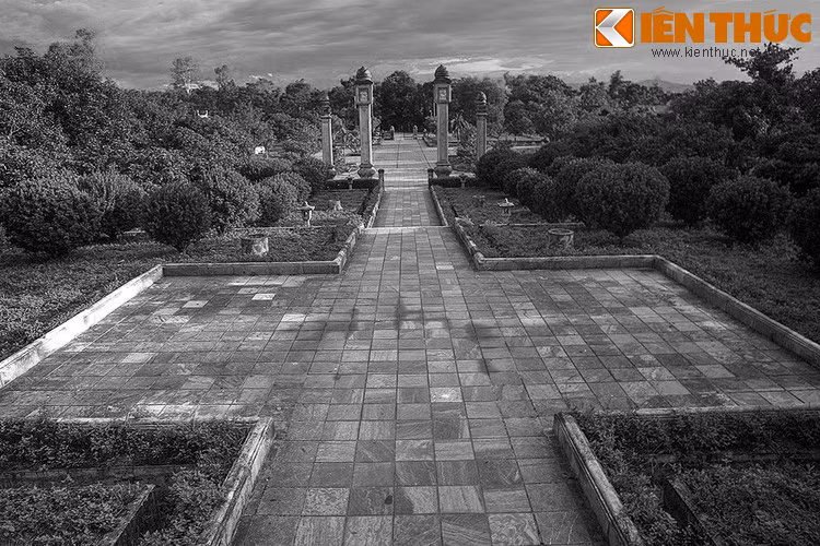 Theo đó, từ khi “treo ấn từ quan” trở về quê ngoại ở Hương Sơn, Lê Hữu Trác đã làm nhiều nghề từ trồng thuốc, khám chữa bệnh, dạy học, viết sách, làm thơ…