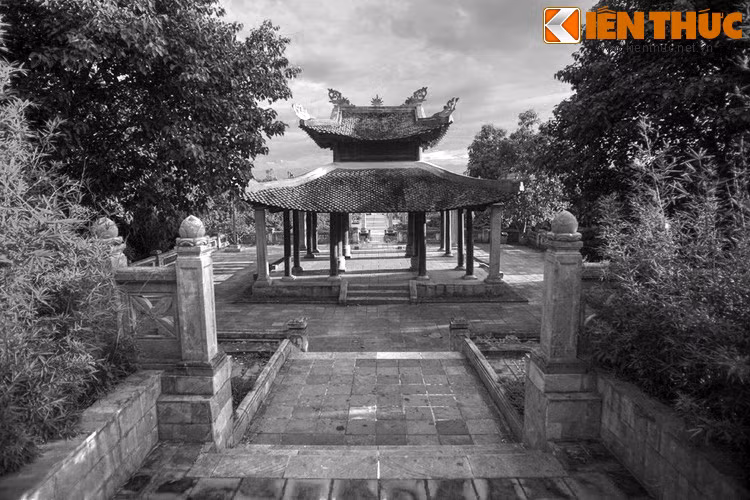 Đặc biệt, Lê Hữu Trác là người rất đam mê chơi diều. Tương truyền, ông thường lên đỉnh Núi Giả, Hồ Sen, vừa thả diều vừa ngắm nhìn cảnh sắc thiên nhiên tươi đẹp ở các địa danh này.