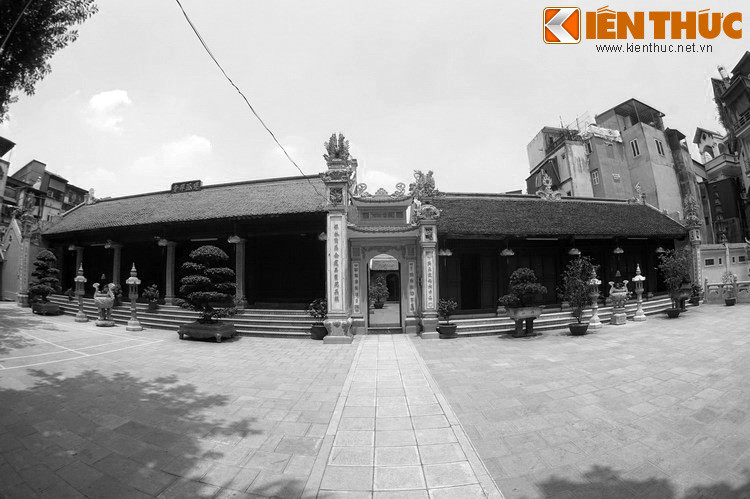 Lúc còn sinh thời, Lân Giác Thượng sư chứng kiến rất nhiều cái chết liên tiếp trong gia đình và dòng họ trong một thời gian ngắn, hiện tượng được người đời gọi là “trùng tang”.