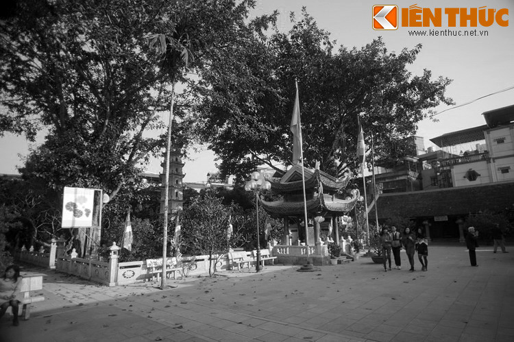 Cùng với việc xây chùa, Trịnh Thập cũng xuống tóc để đi tu theo đạo Phật, trở thành Lân Giác Thượng sư - vị trụ trì đầu tiên của chùa.