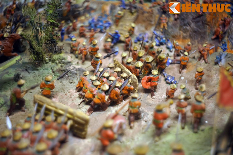 Tiếp sau, đoàn bộ binh Tây Sơn gồm 600 quân cảm tử chia làm 20 toán, trang bị đoản đao, ván chắn bằng gỗ quấn rơm ướt che mình, tiến thành hàng ngang áp sát chiến luỹ.