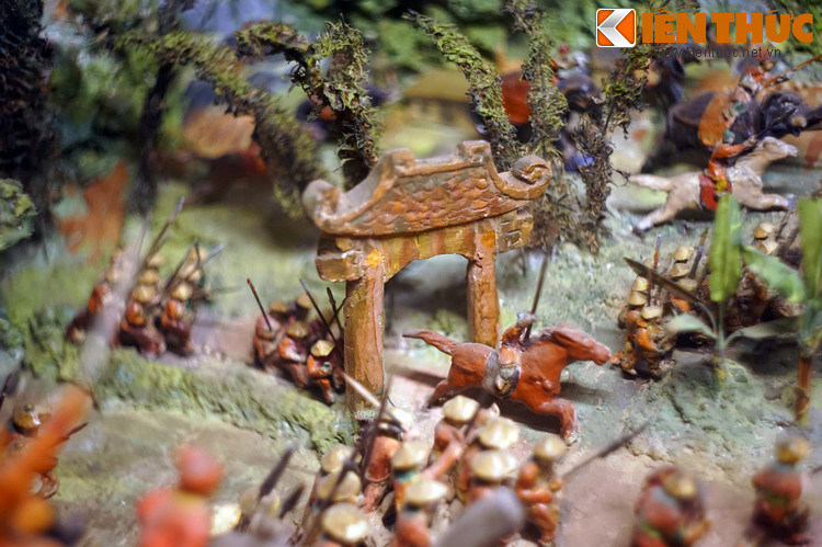 Sáng 29/1 (mùng 4 Tết), vua Quang Trung dùng các toán quân nhỏ đánh khiêu khích ngoại vi Ngọc Hồi tạo sự căng thẳng cho quân Thanh và gây bất ngờ cho cánh quân đô đốc Long đánh đồn Đống Đa.