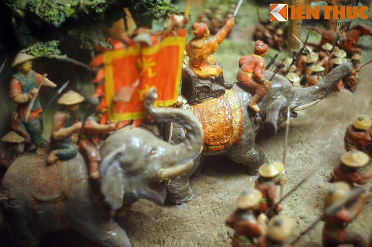 Mờ sáng 30/1 (mùng 5 Tết), quân Tây Sơn bắt đầu tấn công từ hướng Nam. Mở đầu, đội tượng binh gồm trên 100 voi chiến đánh tan phản kích của kị binh của đối phương.