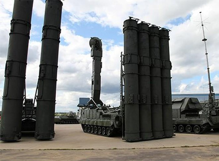 Giờ đây nhờ loại đạn mới, S-300V4 sẽ chống lại hiệu quả tên lửa chiến thuật - chiến lược và thậm chí cả vũ khí siêu thanh, khi đạn đánh chặn có khả năng tăng tốc tới vận tốc cực lớn và bắn trúng mục tiêu ở khoảng cách 400 km.