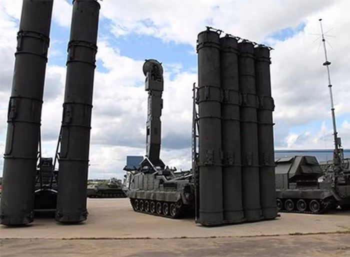 Giờ đây nhờ loại đạn mới, S-300V4 sẽ chống lại hiệu quả tên lửa chiến thuật - chiến lược và thậm chí cả vũ khí siêu thanh, khi đạn đánh chặn có khả năng tăng tốc tới vận tốc cực lớn và bắn trúng mục tiêu ở khoảng cách 400 km.