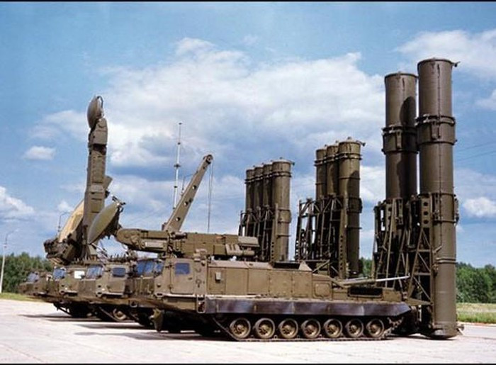 Nguyên Phó tư lệnh Phòng không - Không quân thống nhất của khối SNG, Trung tướng Aytech Bizhev cho biết: "Loạt tổ hợp S-300V2 và S-300V4 ban đầu được phát triển để phòng thủ chống tên lửa trong khu vực hoạt động".