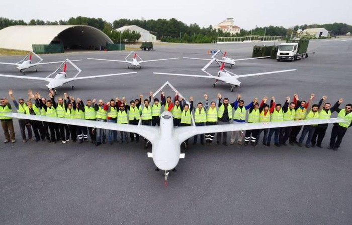 Giờ đây, công ty Thổ Nhĩ Kỳ "Baykar Makina" - nhà sản xuất những chiếc UAV này đã không có động cơ cho chúng vì tình hình ở Nagorno-Karabakh. Chiếc Bayraktar TB2 được trang bị động cơ đốt trong Rotax 912 với cánh quạt đẩy công suất 100 mã lực.