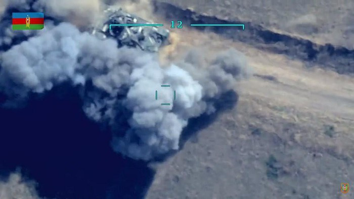 Cách tiếp cận này cho phép bạn kiểm soát một khu vực rộng hàng nghìn km2. Đồng thời, những nhóm máy bay không người lái không chỉ có thể tiến hành trinh sát và gây nhiễu thiết bị thông tin liên lạc của đối phương mà còn phá hủy các mục tiêu được giao.