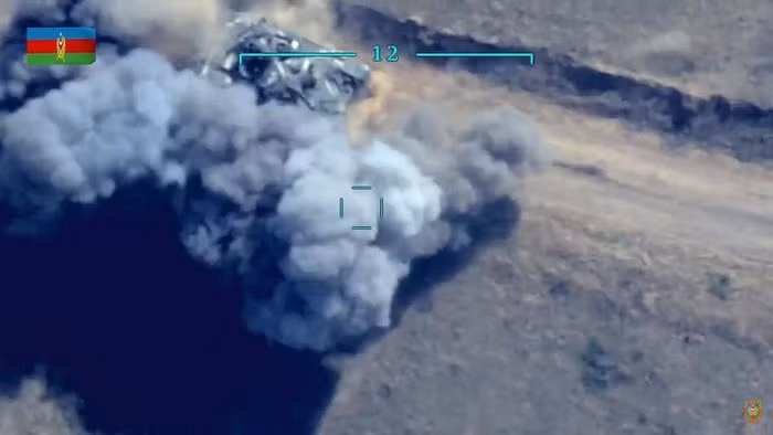 Cách tiếp cận này cho phép bạn kiểm soát một khu vực rộng hàng nghìn km2. Đồng thời, những nhóm máy bay không người lái không chỉ có thể tiến hành trinh sát và gây nhiễu thiết bị thông tin liên lạc của đối phương mà còn phá hủy các mục tiêu được giao.