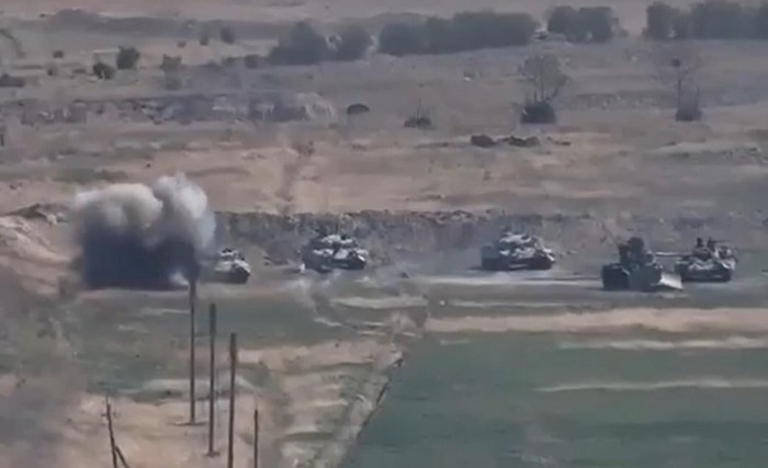 Đồng thời máy bay không người lái có thể được sử dụng không chỉ để phá hủy thiết bị quân sự mà còn cả các điểm hỏa lực, cũng như nhóm bộ binh, bao gồm cả những người ẩn nấp trong chiến hào và công sự.