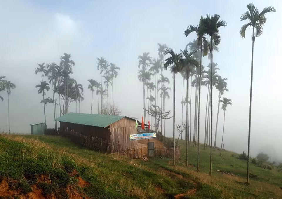 Ngôi trường nhỏ bé giữa ngọn đồi xanh.