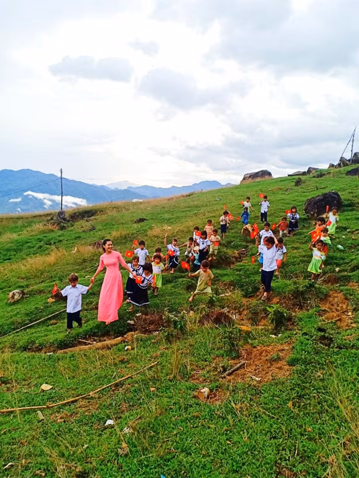 Cô và trò cùng nắm tay chụp hình sau buổi lễ.