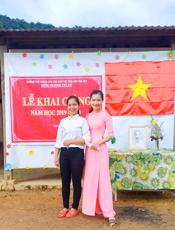 Điểm trường trên đỉnh núi đầy mây gió, cô và trò vẫn cố tạo nên không khí khai giảng, tuy đơn sơ nhưng ấm áp. Cô Trà Thị Thu - giáo viên cắm điểm trường này - cho biết Tắk Pổ là một trong nhiều điểm trường của Trường phổ thông Dân tộc bán trú tiểu học Trà Tập. Tại đây có tất cả 34 học sinh con em đồng bào Ca Dong sống bám vào hông các khối núi trên dãy Ngọc Linh, thuộc huyện Nam Trà My.