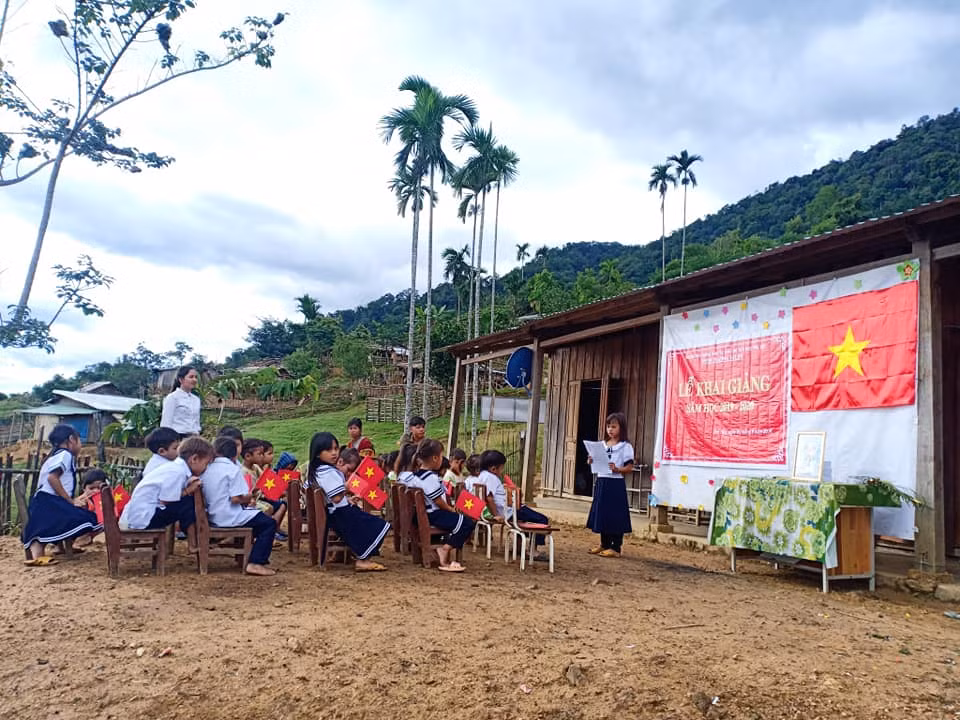 Không rực rỡ cờ hoa, áo quần xúng xính, lễ khai giảng của 34 học trò tại điểm trường vùng cao xa nhất của tỉnh Quảng Nam vẫn diễn ra ấm áp và đầy cảm xúc.