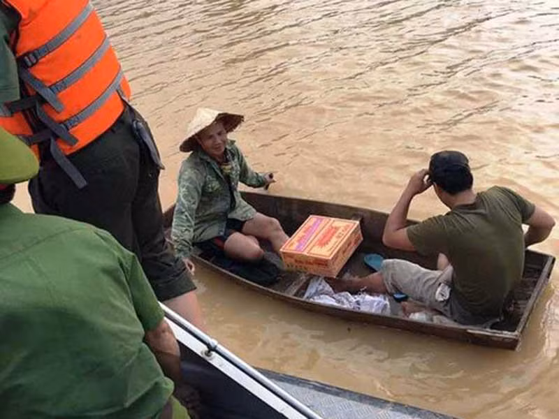 Hang nghin ngoi nha o mien Trung ngap lut noc, dan boi xuong tren pho-Hinh-2