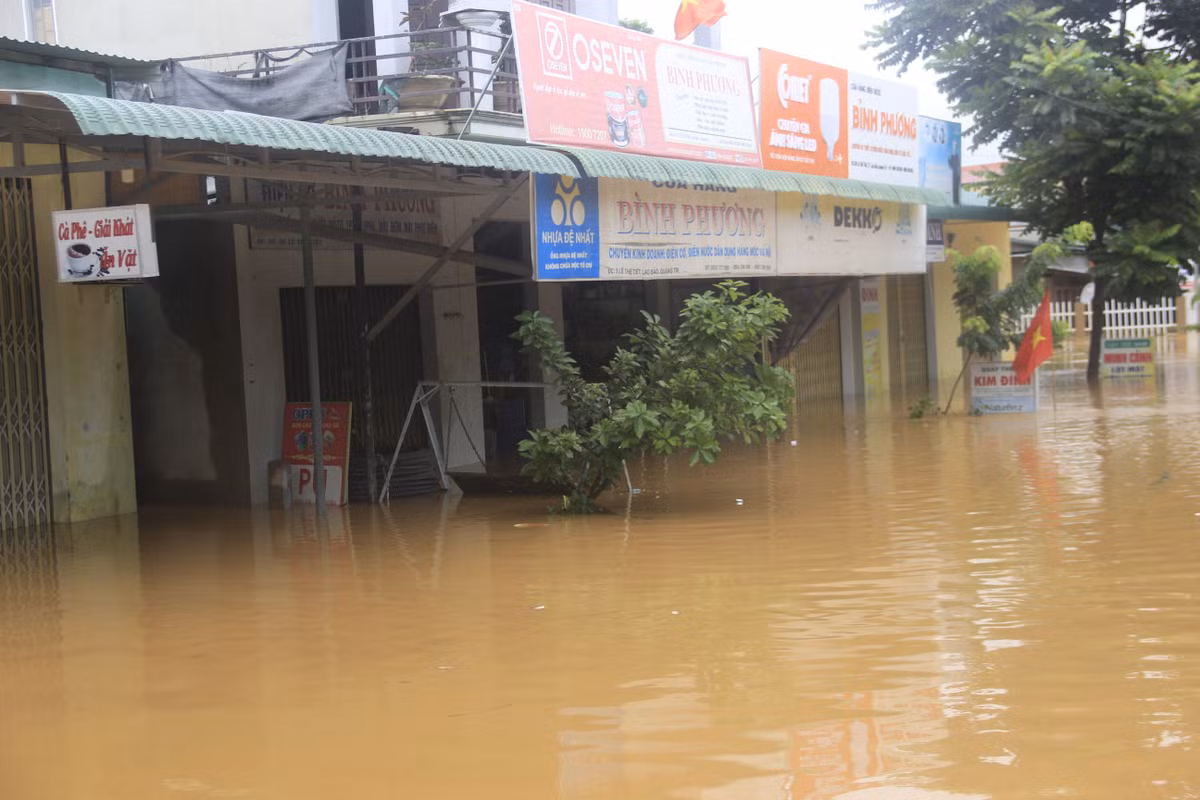 Hoạt động buôn bán bị đình trệ, hàng hoá có nguy cơ bị hư hỏng do nước lũ.