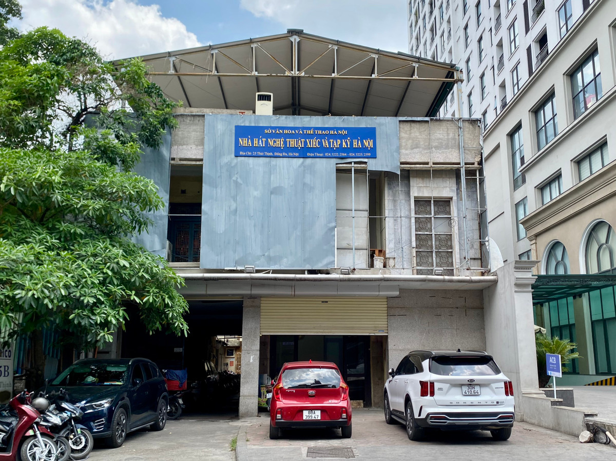  Nhà hát Nghệ thuật Xiếc và Tạp kỹ Hà Nội - 25 Thái Thịnh là một công trình cũ, xập xệ cần nâng cấp, xây mới. Dù là nhà hát nhưng không có sân khấu, khán đài.