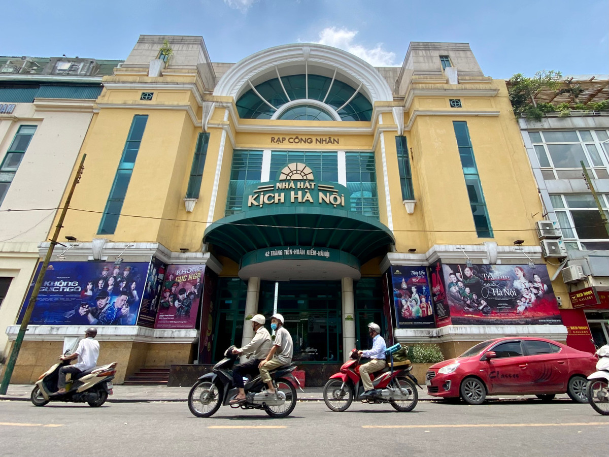 NSND Trung Hiếu, Giám đốc Nhà hát Kịch Hà Nội từng chia sẻ, Nhà hát Kịch Hà Nội, ở 42 Tràng Tiền là vị trí rất đẹp, khu đất kim cương giữa trung tâm Thủ đô, vậy làm sao khán giả ít đến với mình như thế? Đứng diễn trên sân khấu mà cứ thấy khán giả vắng dần đi, đó là một nỗi đau, nỗi xót xa. Chúng tôi đã cùng nhau tìm ra rất nhiều các giải pháp và một trong số đó là từ lĩnh vực giáo dục.