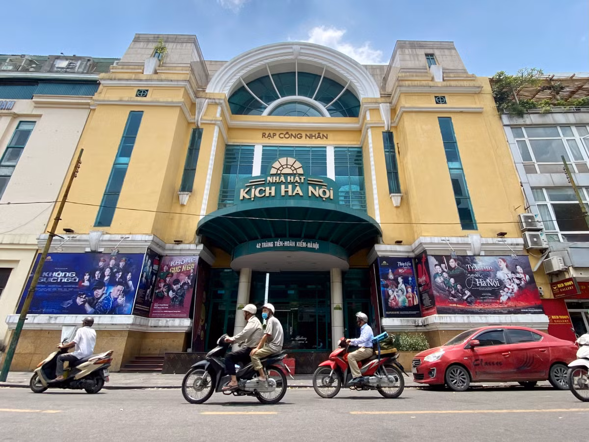 NSND Trung Hiếu, Giám đốc Nhà hát Kịch Hà Nội từng chia sẻ, Nhà hát Kịch Hà Nội, ở 42 Tràng Tiền là vị trí rất đẹp, khu đất kim cương giữa trung tâm Thủ đô, vậy làm sao khán giả ít đến với mình như thế? Đứng diễn trên sân khấu mà cứ thấy khán giả vắng dần đi, đó là một nỗi đau, nỗi xót xa. Chúng tôi đã cùng nhau tìm ra rất nhiều các giải pháp và một trong số đó là từ lĩnh vực giáo dục.