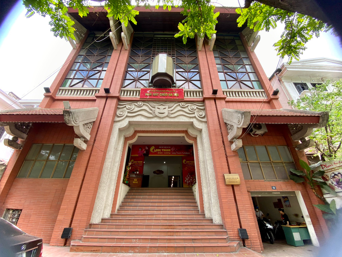 Hiện nay, một số nhà hát thường xuyên để rạp đóng cửa, hoặc cho thuê địa điểm cho mục đích phi nghệ thuật, nhiều sân khấu vẫn đìu hiu, vắng khách vì cơ sở vật chất xuống cấp. Theo PGS.TS Nguyễn Thế Kỷ, Chủ tịch Hội đồng LLPBVHNT T.Ư, khi đề xuất xây dựng nhà hát điều đầu tiên cần quan tâm đến chức năng - nơi công diễn, biểu diễn, giới thiệu các tác phẩm văn học, nghệ thuật, phục vụ nhu cầu hưởng thụ văn hoá của người dân. Thực trạng đáng buồn là vừa thiếu, vừa thừa nhà hát. Ảnh: Nhà hát Chèo Hà Nội - 15 Nguyễn Đình Chiểu.