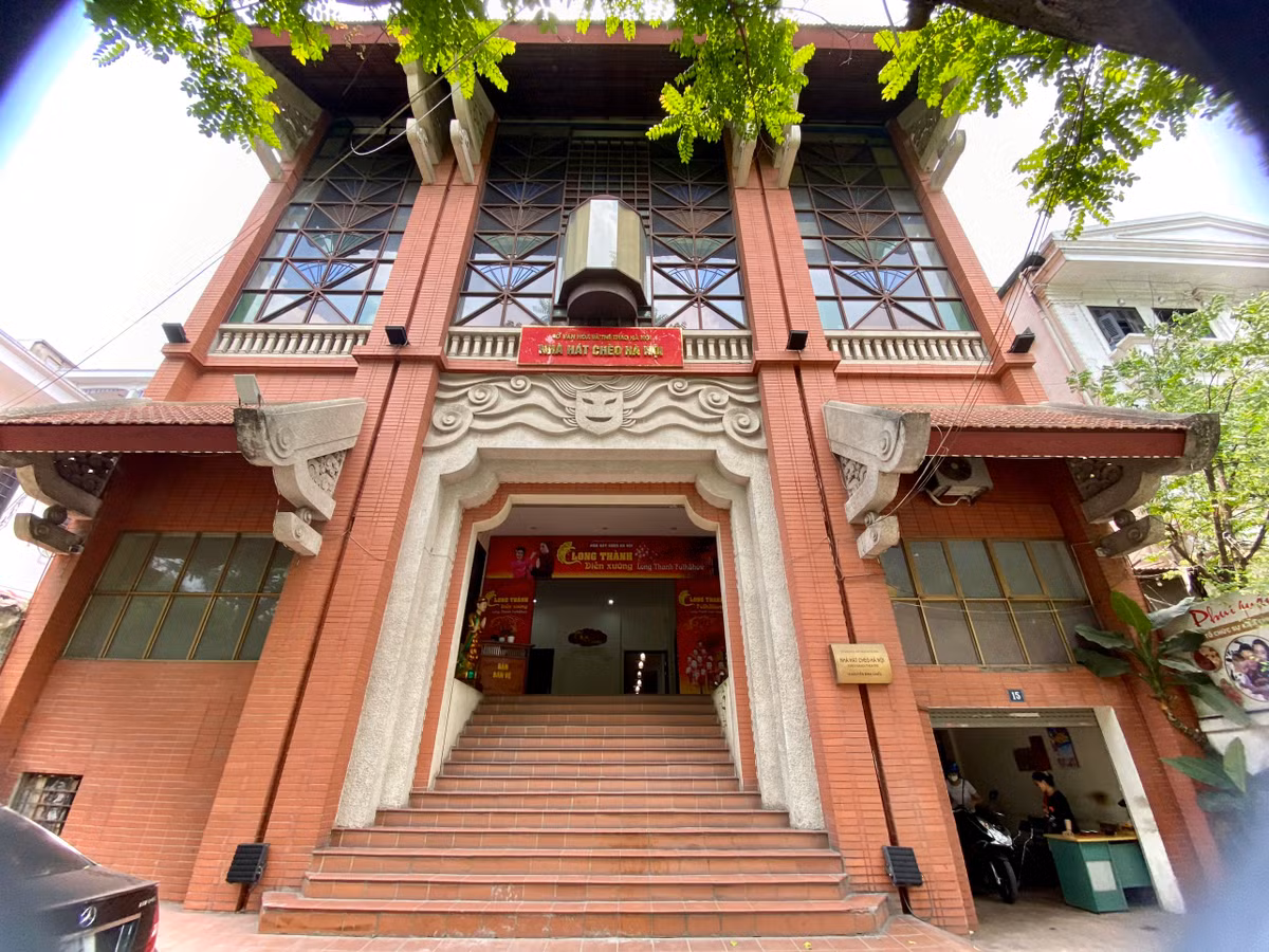 Hiện nay, một số nhà hát thường xuyên để rạp đóng cửa, hoặc cho thuê địa điểm cho mục đích phi nghệ thuật, nhiều sân khấu vẫn đìu hiu, vắng khách vì cơ sở vật chất xuống cấp. Theo PGS.TS Nguyễn Thế Kỷ, Chủ tịch Hội đồng LLPBVHNT T.Ư, khi đề xuất xây dựng nhà hát điều đầu tiên cần quan tâm đến chức năng - nơi công diễn, biểu diễn, giới thiệu các tác phẩm văn học, nghệ thuật, phục vụ nhu cầu hưởng thụ văn hoá của người dân. Thực trạng đáng buồn là vừa thiếu, vừa thừa nhà hát. Ảnh: Nhà hát Chèo Hà Nội - 15 Nguyễn Đình Chiểu.