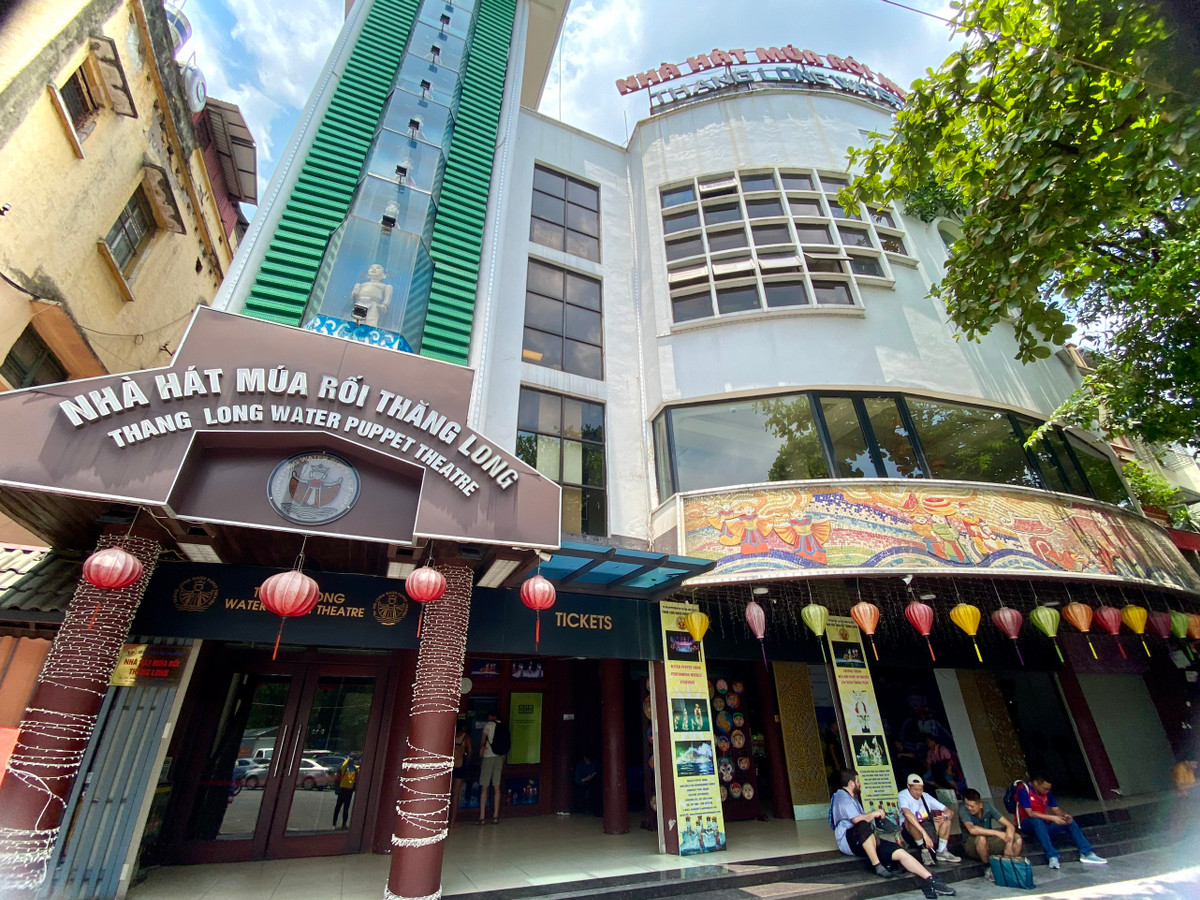  Nhà hát Múa rối Thăng Long - 57B Đinh Tiên Hoàng là đơn vị duy nhất sáng đèn suốt năm, có những thời điểm hằng ngày đều đặn 4-5 suất diễn.