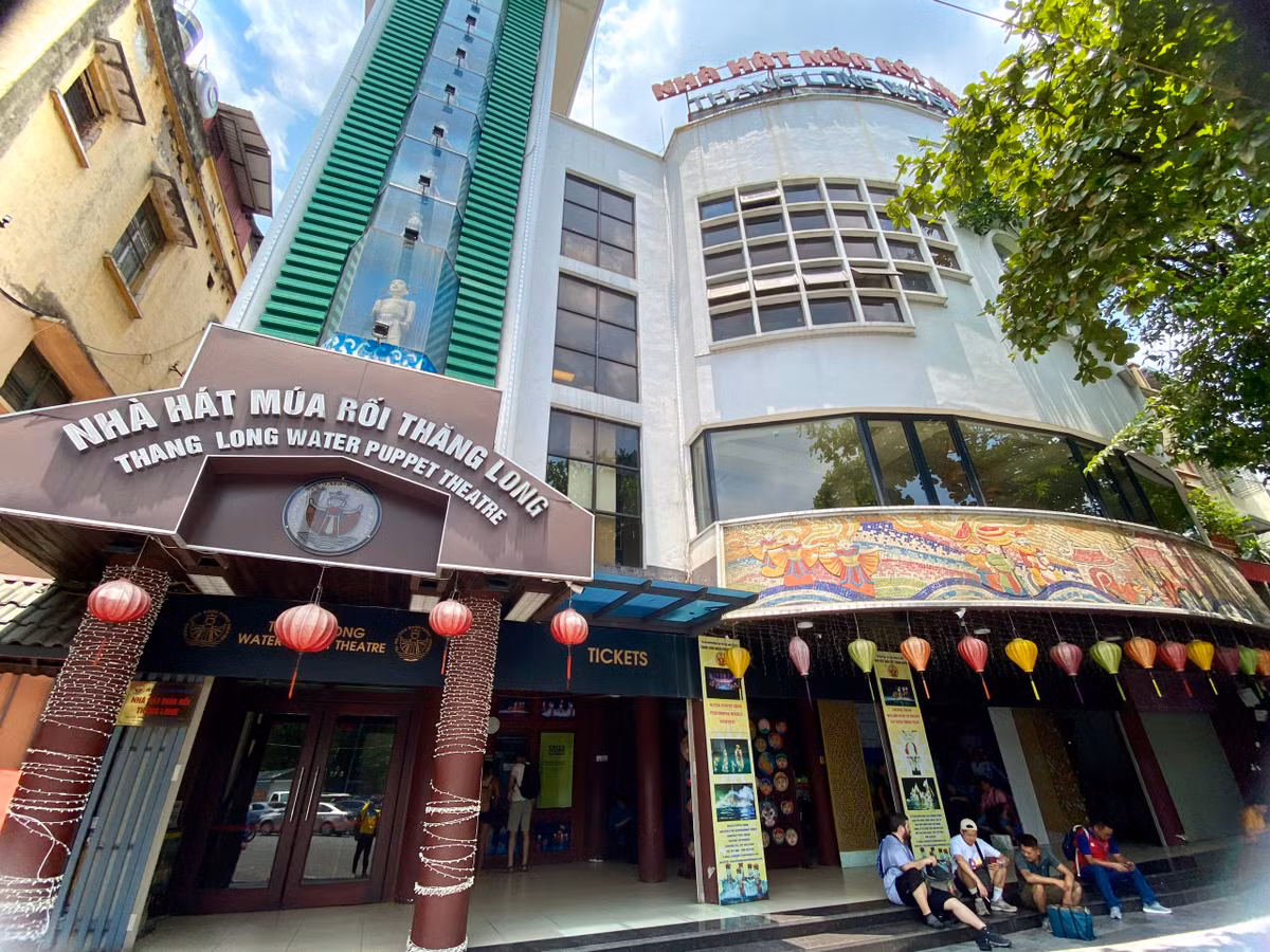  Nhà hát Múa rối Thăng Long - 57B Đinh Tiên Hoàng là đơn vị duy nhất sáng đèn suốt năm, có những thời điểm hằng ngày đều đặn 4-5 suất diễn.