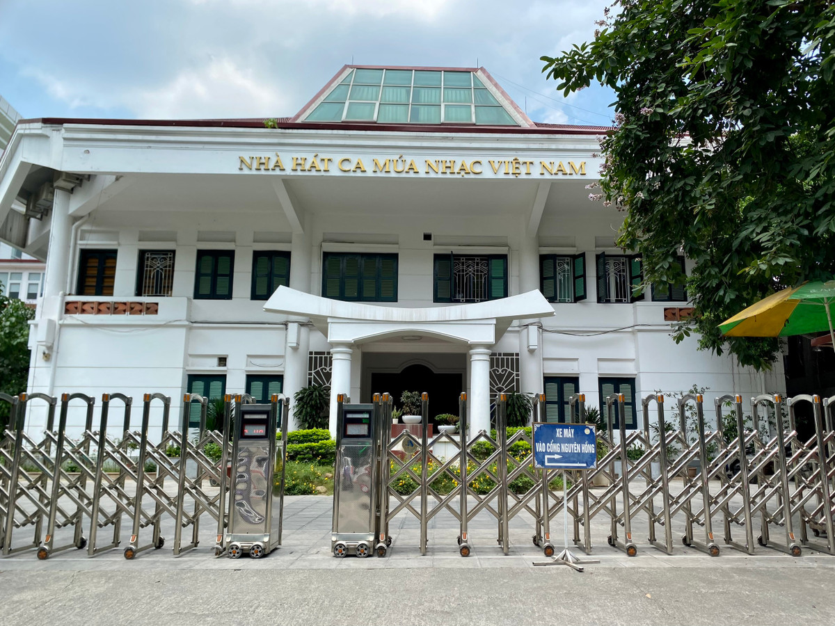  Nhà hát Ca múa nhạc Việt Nam - 8 Huỳnh Thúc Kháng ra đời trong những năm kháng chiến gian khổ, Nhà hát Ca múa nhạc Việt Nam luôn xứng đáng là cánh chim đầu đàn của ngành ca múa nhạc dân tộc.