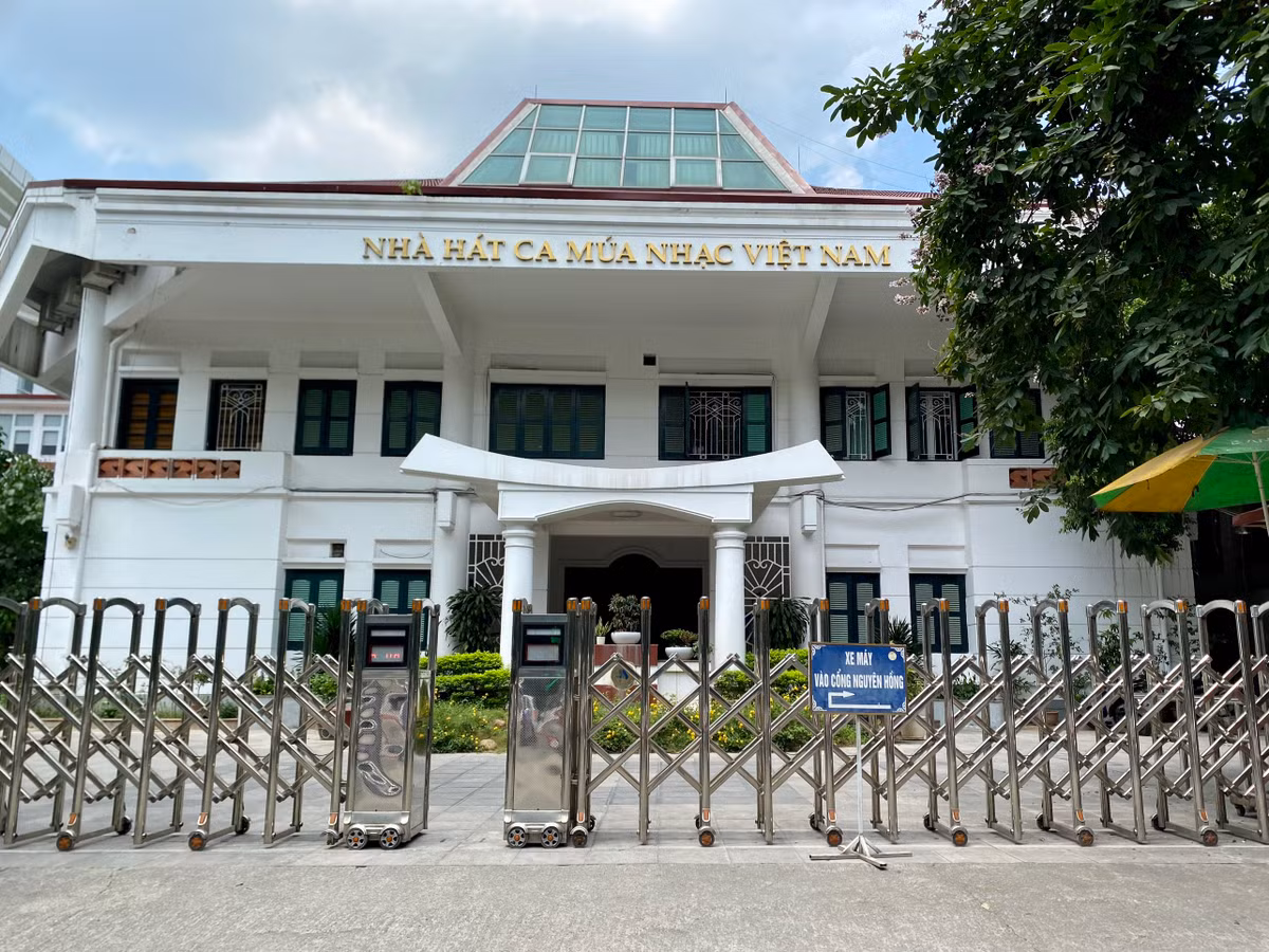  Nhà hát Ca múa nhạc Việt Nam - 8 Huỳnh Thúc Kháng ra đời trong những năm kháng chiến gian khổ, Nhà hát Ca múa nhạc Việt Nam luôn xứng đáng là cánh chim đầu đàn của ngành ca múa nhạc dân tộc.