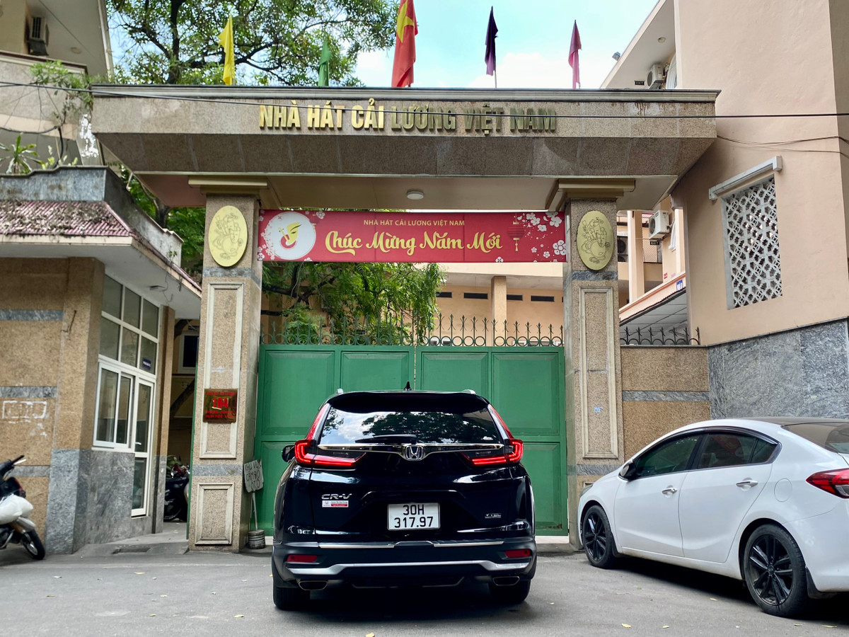  Nhà hát Cải lương Việt Nam - 164 Hồng Mai được coi là đoàn nghệ thuật về cải lương hàng đầu phía Bắc, đang duy trì hoạt động khá tốt. Tuy nhiên do trụ sở của nhà hát Cải lương Việt Nam ở phố Hồng Mai chỉ có sân khấu rất bé, không đủ để biểu diễn, mỗi lần công diễn tác phẩm mới, đơn vị nghệ thuật này phải đi thuê rạp khác.