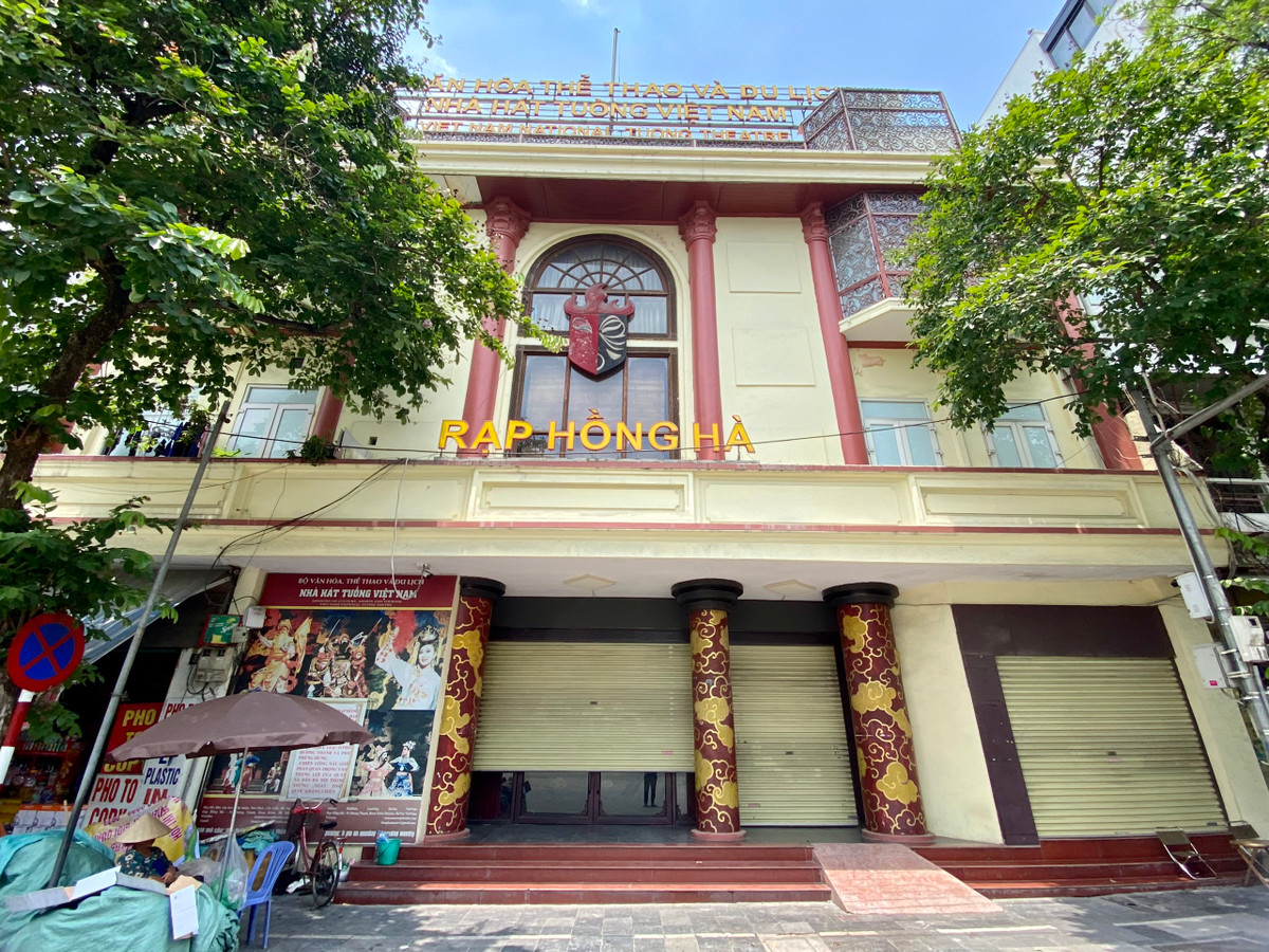  Rạp Hồng Hà (41 Đường Thành) trước đây cũng hoạt động cầm chừng, tiền thân là là rạp Olympia do nhà tư sản Vạn Xuân bỏ tiền xây vào năm 1936. Sau khi tiếp quản thủ đô năm 1954, rạp được sửa chữa xây dựng thành rạp Hồng Hà là nơi biểu diễn chính của Nhà hát Tuồng Việt Nam.