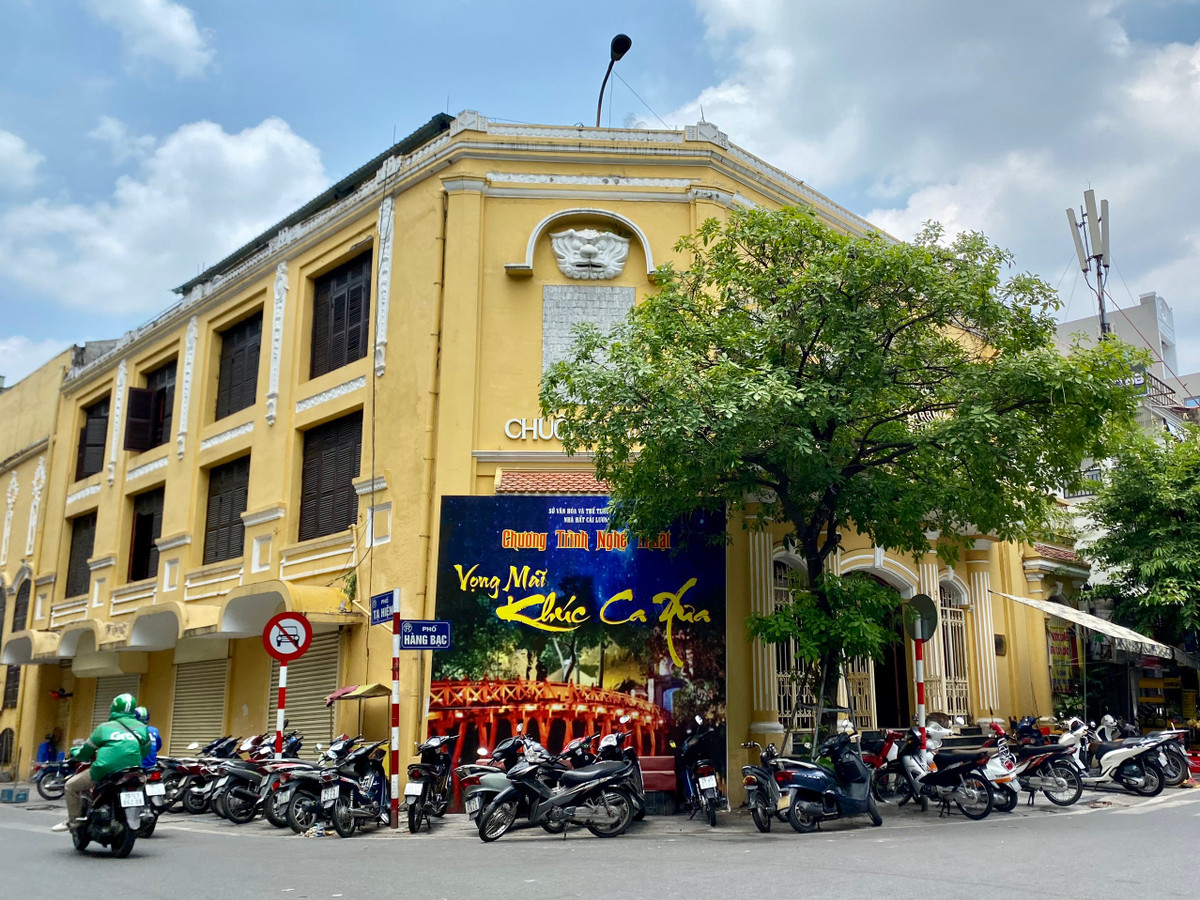  Nhà hát Cải lương Chuông Vàng - 72 Hàng Bạc trước đây hoạt động cầm chừng, sau 5 năm đóng cửa sửa chữa, đã mở cửa trở lại vào năm 2022. Việc rạp tái hoạt động cũng được coi là một dấu mốc để các nghệ sĩ Nhà hát Cải lương Hà Nội đặt mình vào một tâm thế mới, phấn chấn hơn, quyết tâm hơn trong dàn dựng, biểu diễn.