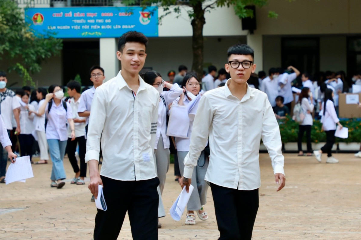 Ngày thi thứ nhất kỳ thi tốt nghiệp THPT đã chính thức khép lại với tiếng thở phào nhẹ nhõm của cả phụ huynh và thí sinh. 