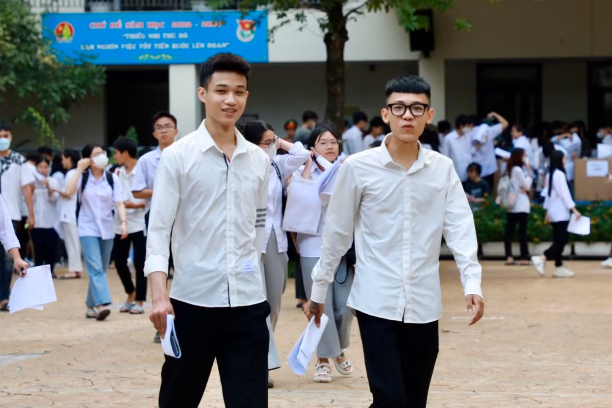 Ngày thi thứ nhất kỳ thi tốt nghiệp THPT đã chính thức khép lại với tiếng thở phào nhẹ nhõm của cả phụ huynh và thí sinh. 