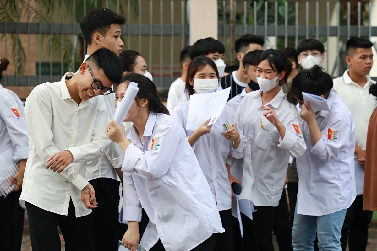 Các thí sinh vui vẻ, hào hứng sau ngày thi đầu tiên.