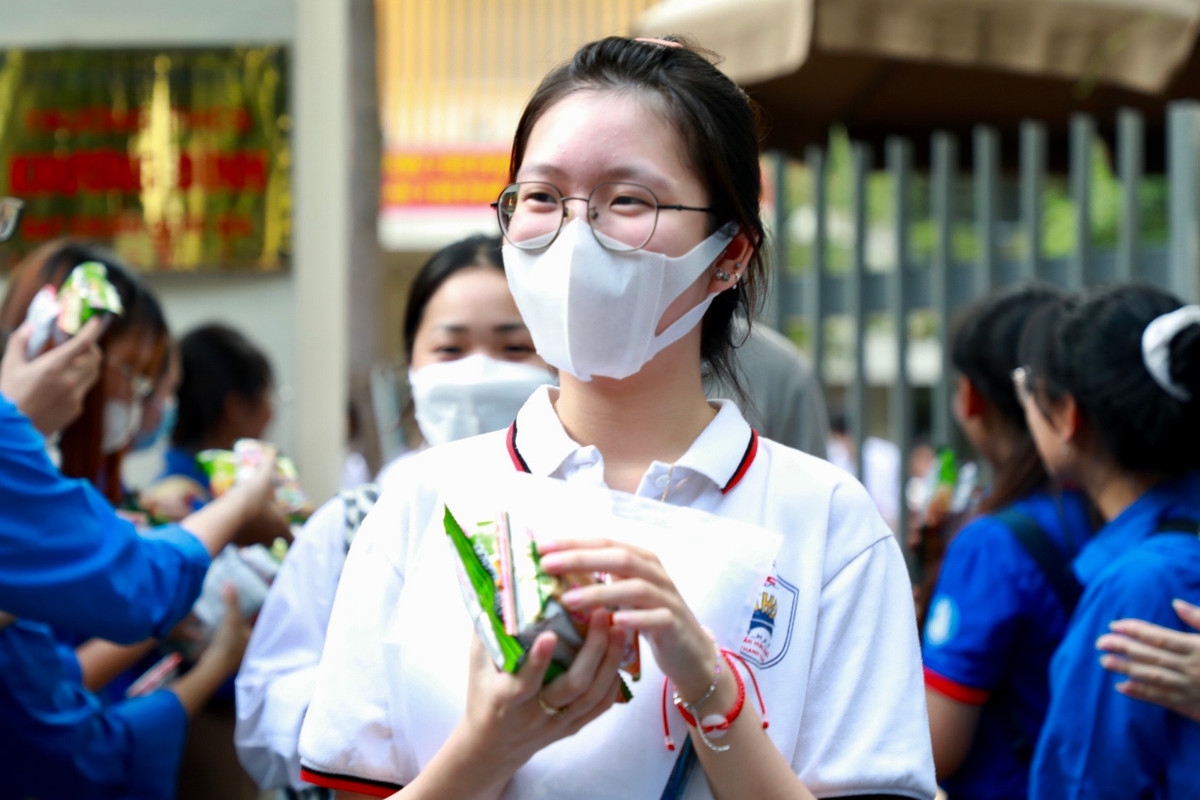 Bạn Phương Linh (THPT Trần Hưng Đạo) cho biết đề thi Toán dễ thở hơn Văn, khó nhất là 10 câu cuối.